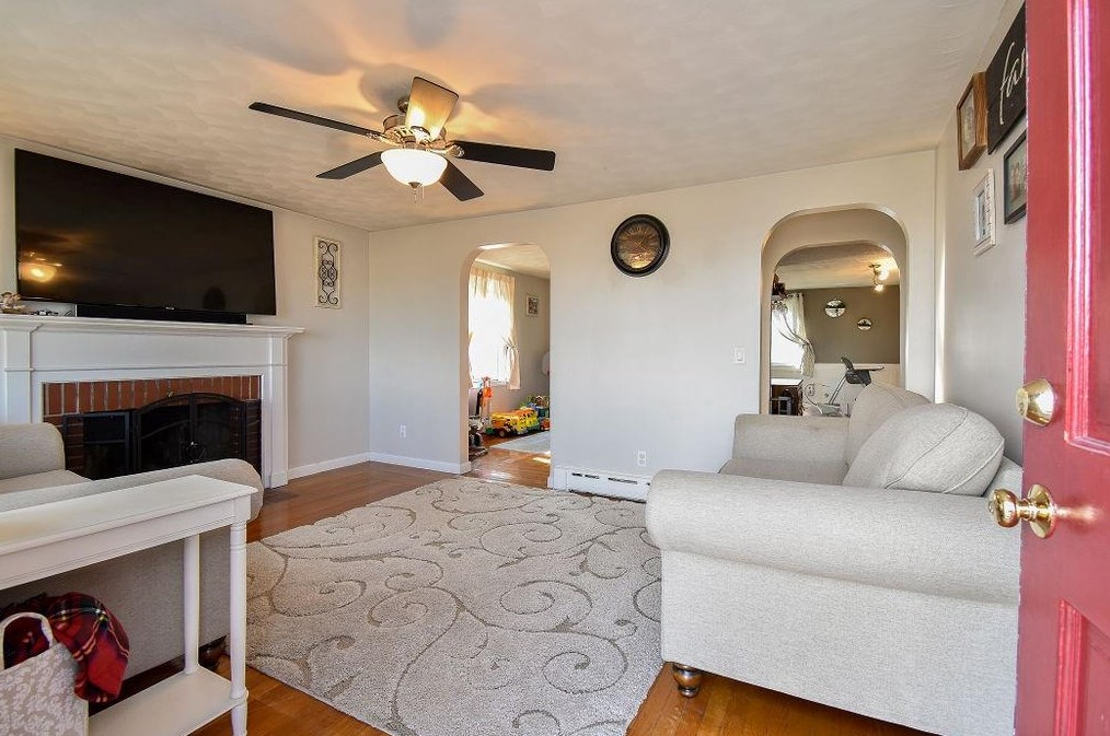 12 Pine Grove St, East Providence, RI 02916