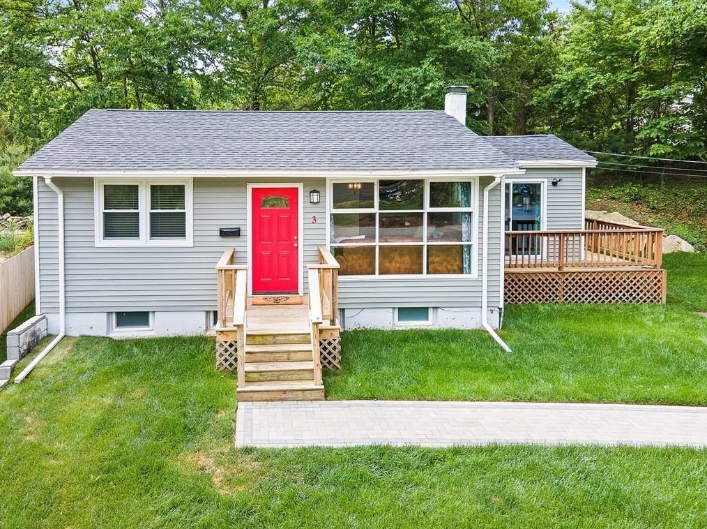 3 Gary St, Smithfield RI  02917-3221 exterior