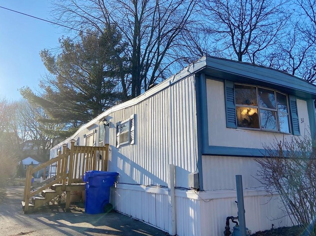 31 Stephanie Dr, Pawtucket, RI 02861