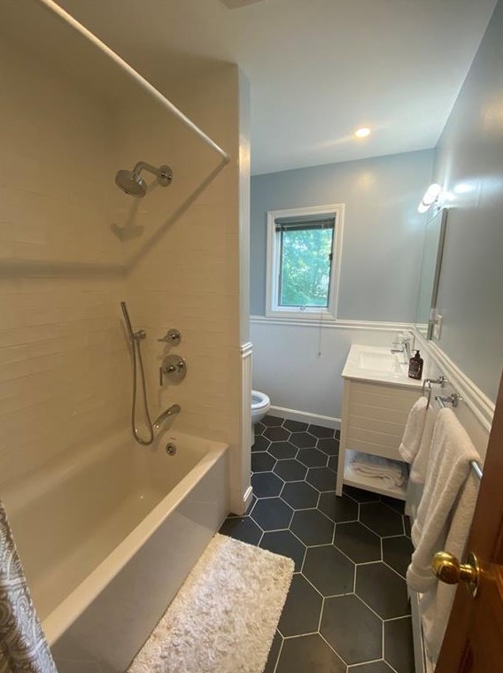 11 Sylvan St, Middletown, RI 02840