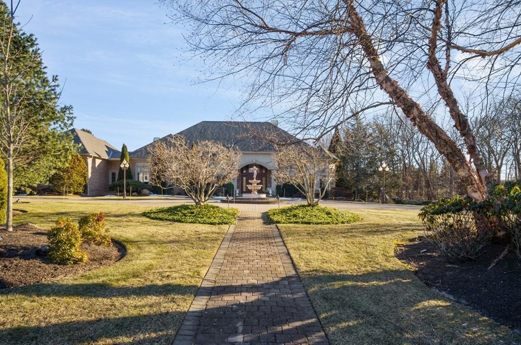 3 Meadow Rd, Lincoln, RI 02865