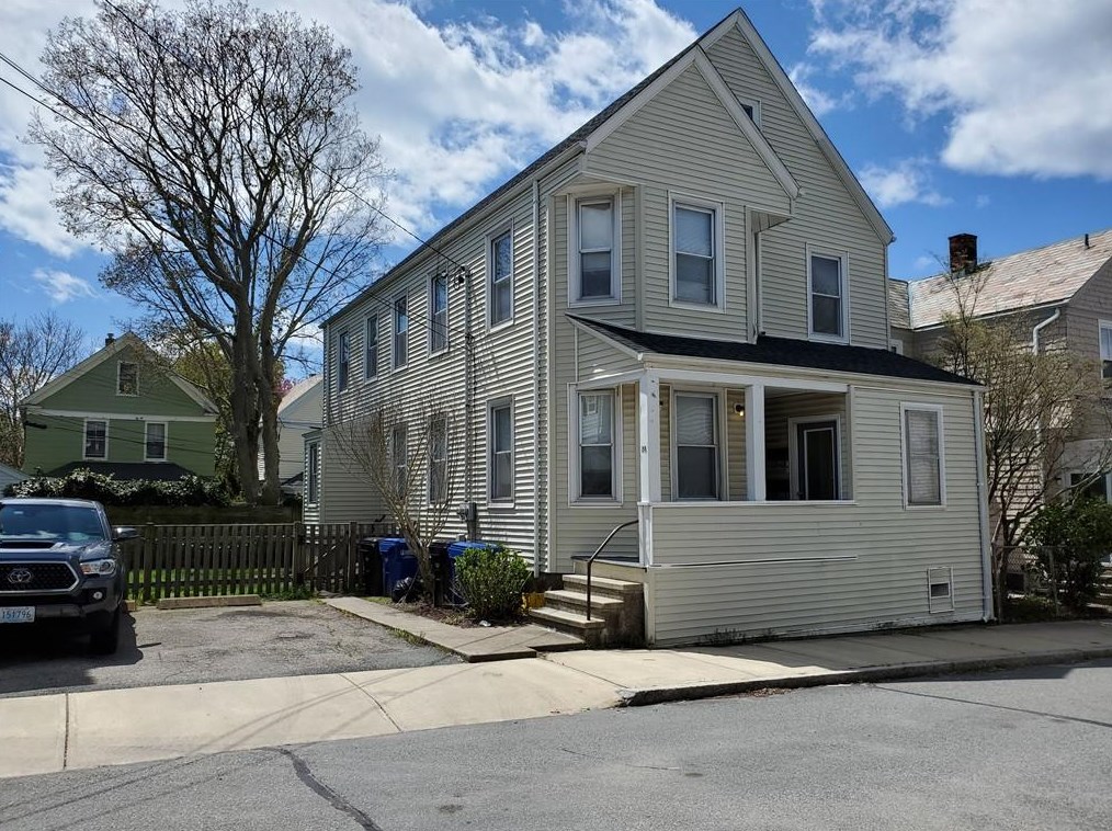 28 Newport Ave, Middletown, RI 02840