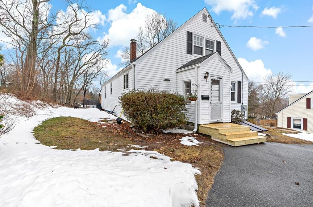 59 Durfee Rd, Tiverton, RI 02878