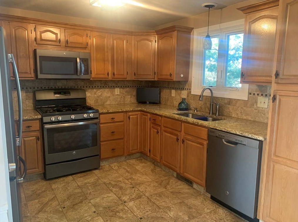 22 Tamarac Dr #f, Smithfield, RI 02828