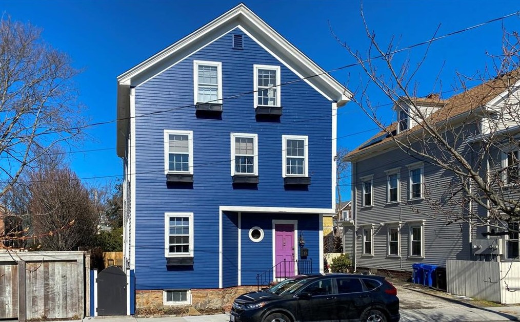 33 Marsh St, Middletown, RI 02840