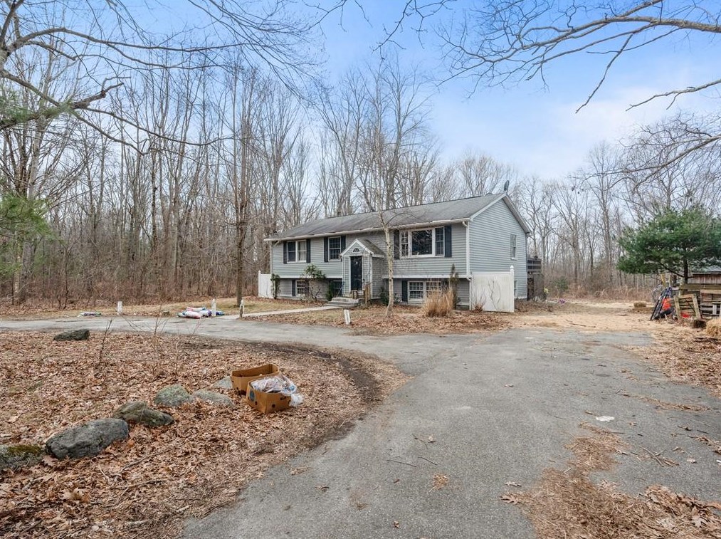 7 Walker Rd, Scituate, RI 02825-1264