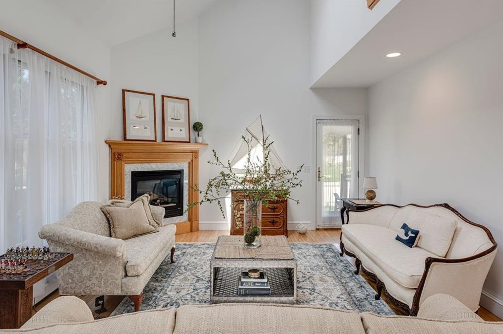 27 Spouting Rock Dr, Middletown, RI 02840