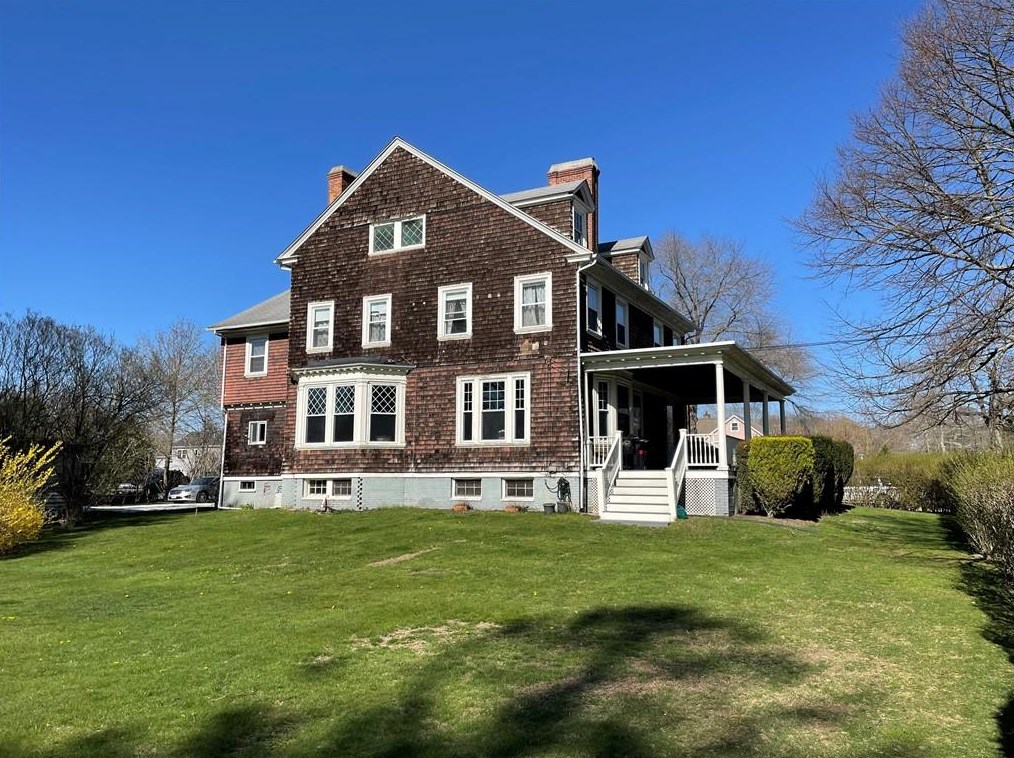 45 Woodlawn Ave, Bristol, RI 02809