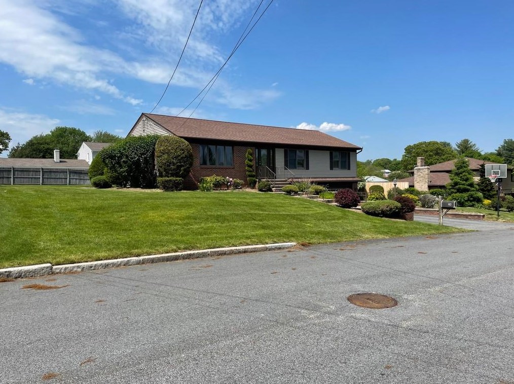 24 Pinewood Dr, North Providence, RI 02904