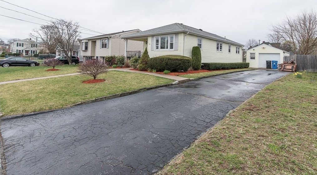 75 Clarendon St, Cranston, RI 02910-2904