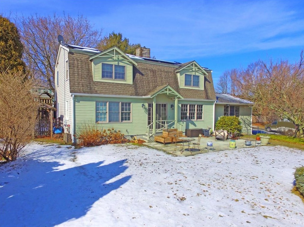 19 Sunrise Dr, Portsmouth, RI 02871 exterior