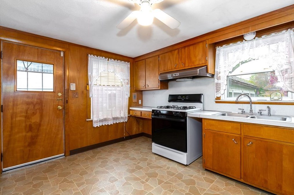 11 Fairway Dr, Cranston RI 02920-2610 exterior