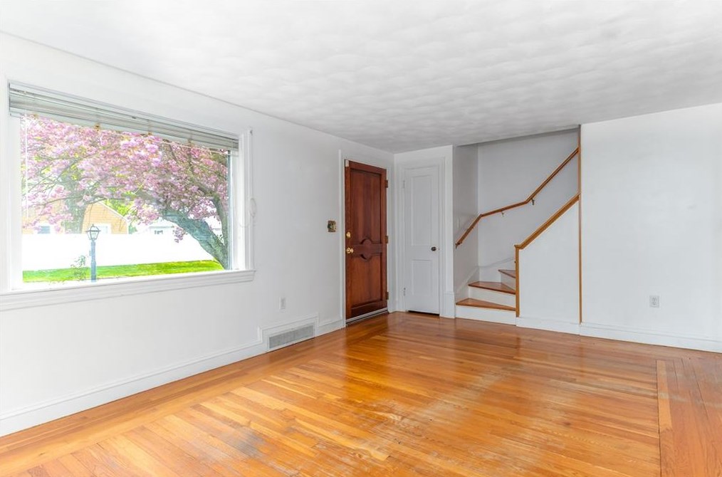 11 Fairway Dr, Cranston RI 02920-2610 exterior