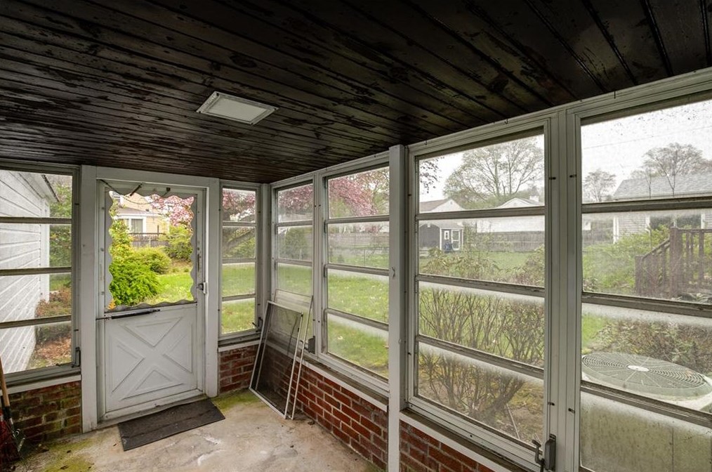 11 Fairway Dr, Cranston RI 02920-2610 exterior