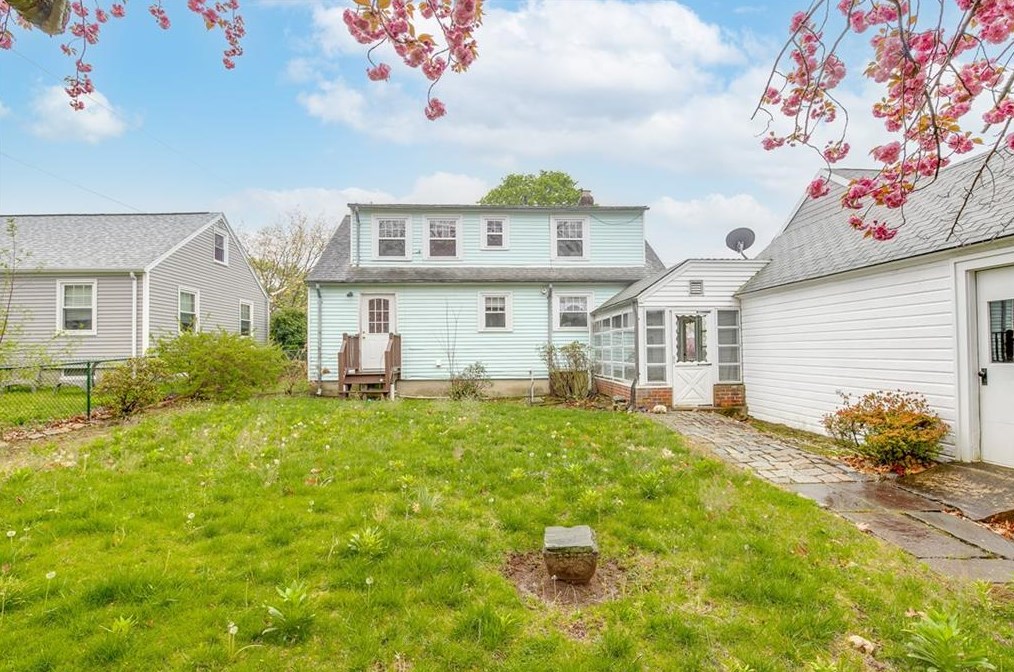 11 Fairway Dr, Cranston RI 02920-2610 exterior