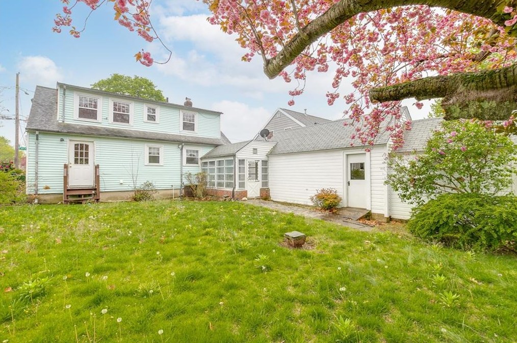 11 Fairway Dr, Cranston RI 02920-2610 exterior