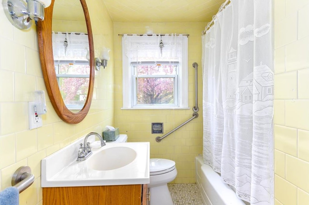 11 Fairway Dr, Cranston RI 02920-2610 exterior