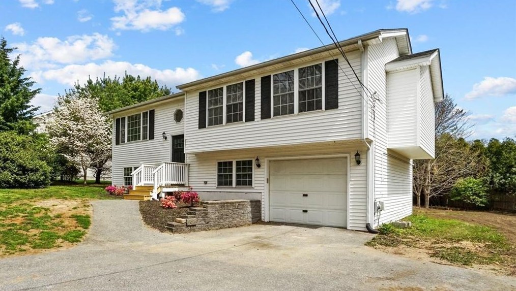 163 Farnum Pike, Smithfield, RI 02917