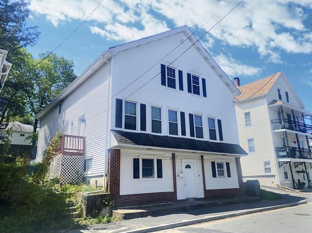 42 Central St, Lincoln, RI 02838