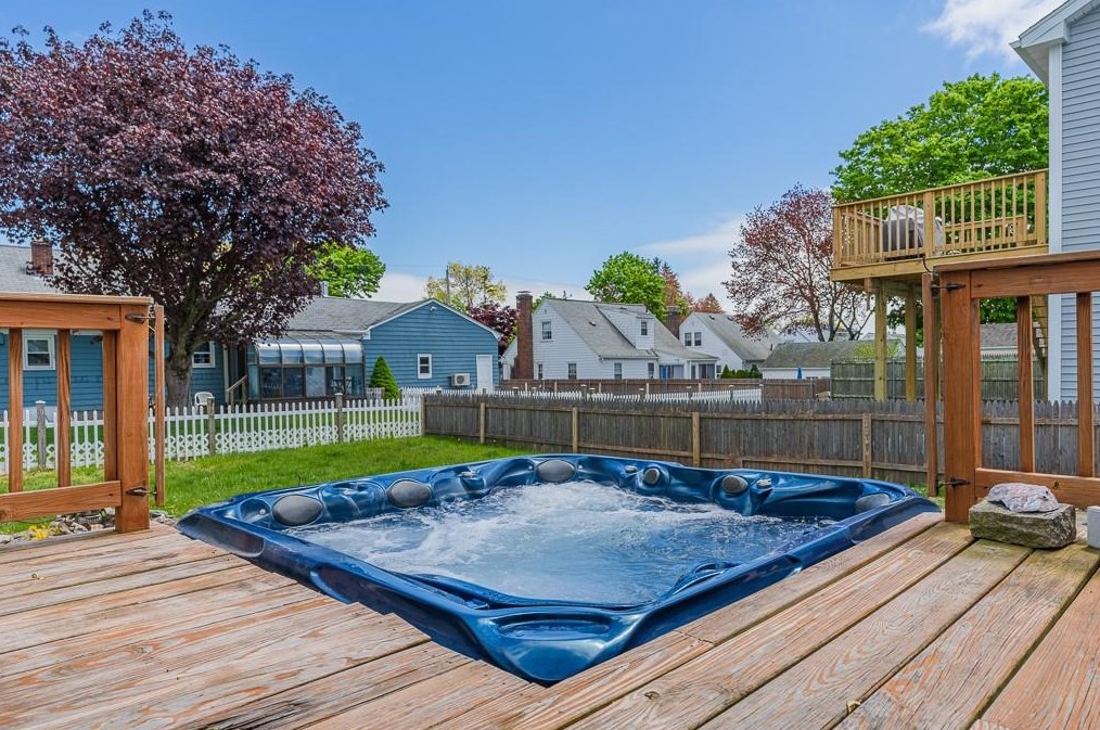 120 Frst Ave, Cranston RI 02910-5510 exterior