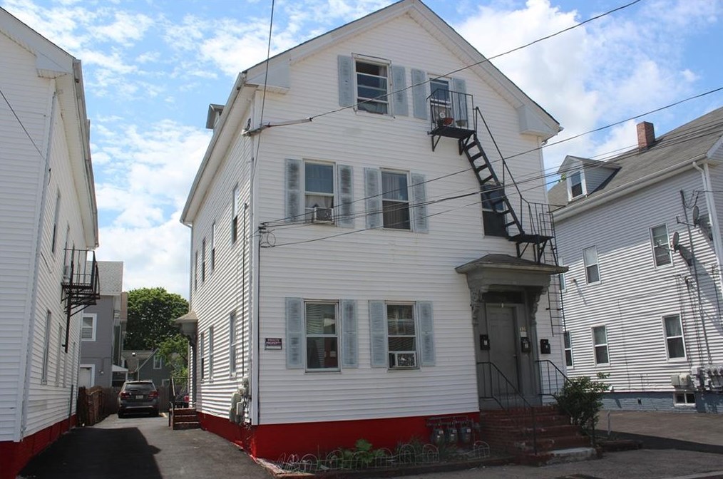 32 Robin St, Providence, RI 02908