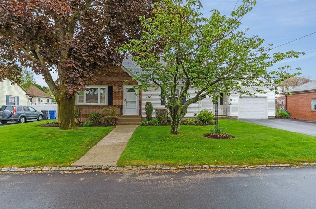 14 Massachusetts St, Cranston, RI 02920