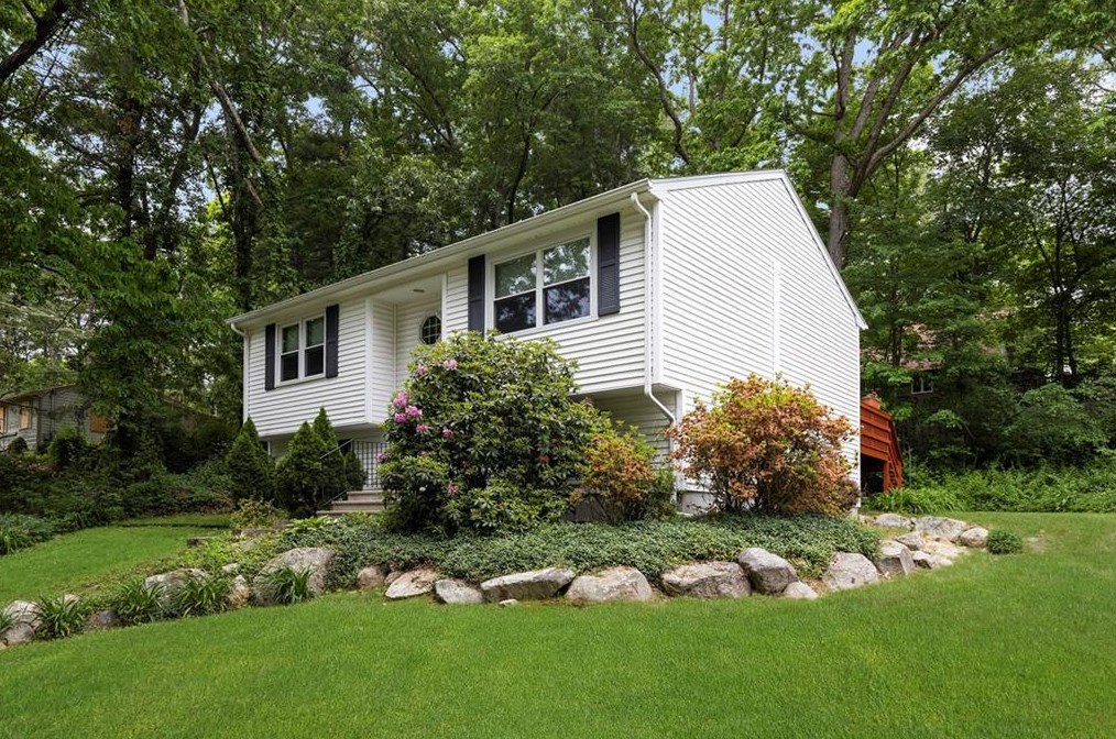 12 Bunny Trl, Scituate, RI 02831 exterior