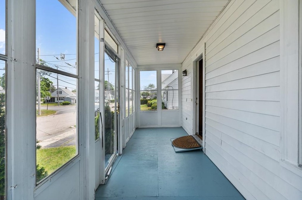 61 Warwick Rd, Pawtucket, RI 02861-2623