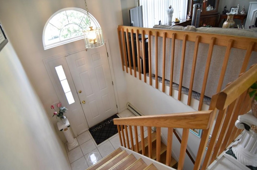 44 Knight St, Cranston, RI 02920-5022