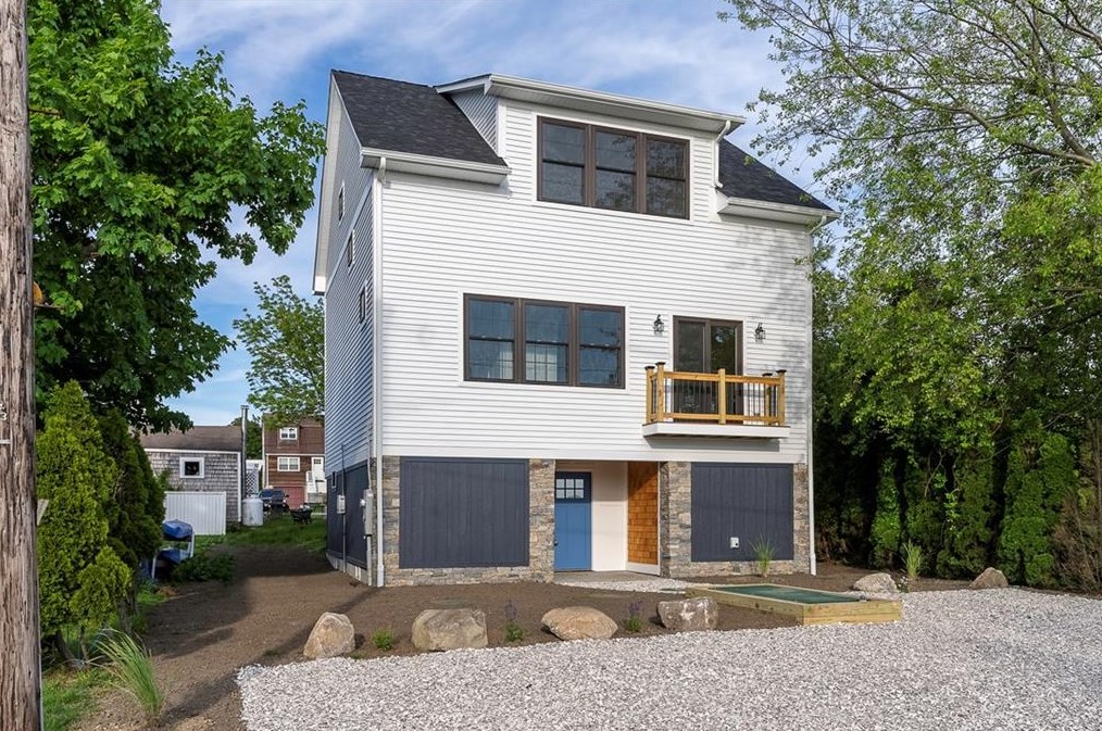 111 Berkley Ave, Portsmouth, RI 02871