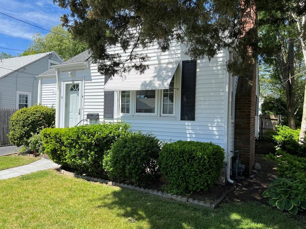 19 Knollwood Ave, Cranston, RI 02910