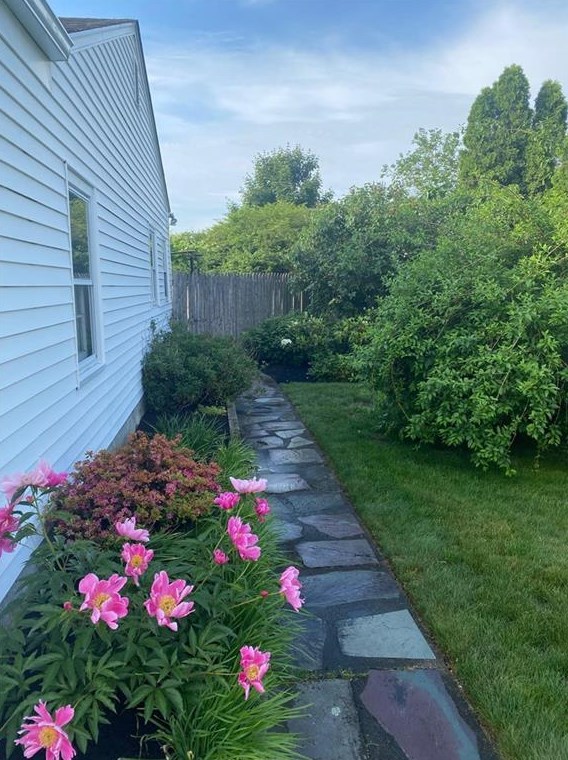 117 Eden Crest Dr, Cranston RI  02920-8145 exterior