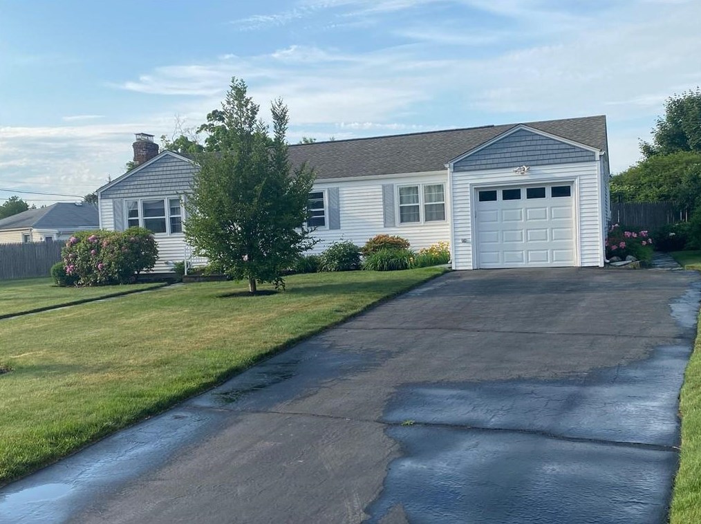 117 Eden Crest Dr, Cranston RI  02920-8145 exterior