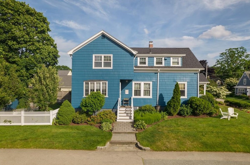 76 Hood Ave, East Providence, RI 02916-1530