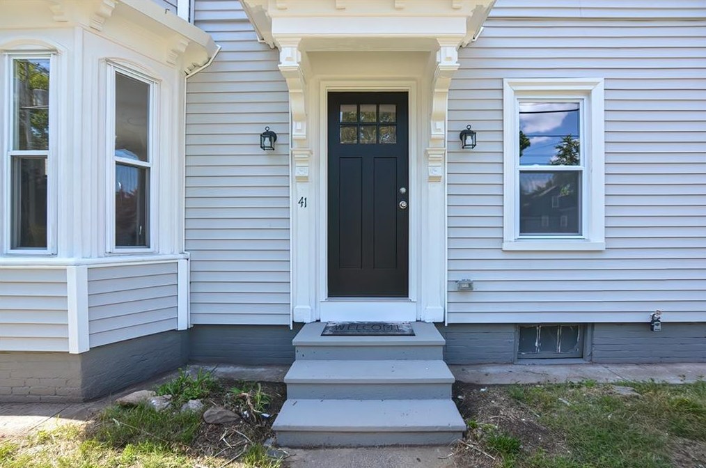 41 Arnold St, Lincoln, RI 02865