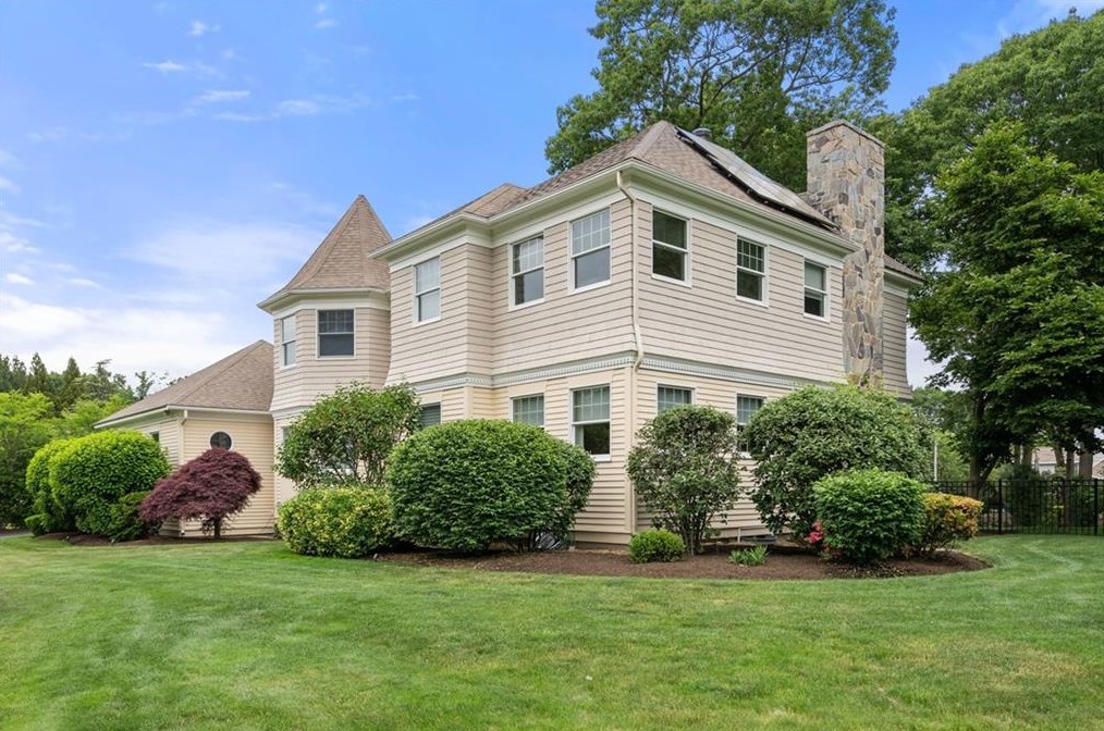 40 Regal Way, Cranston, RI 02921 exterior