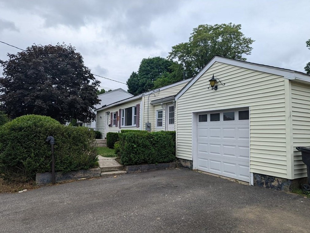 54 Thelma St, Providence, RI 02904