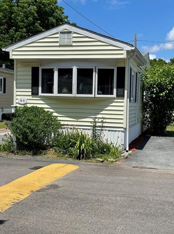 8 Krzak Rd, North Kingstown, RI 02852