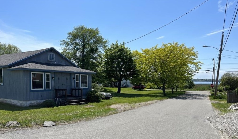 15 Water St, Portsmouth, RI 02871-4120