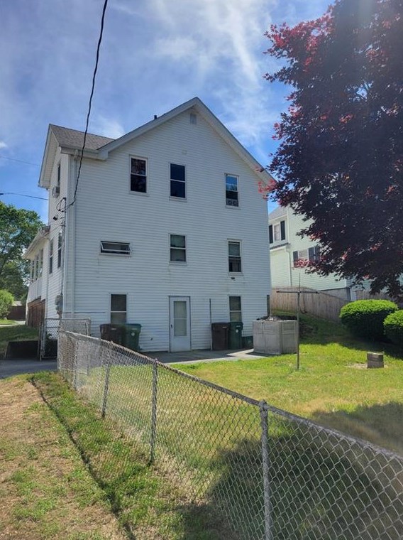 40 Baxter St, Woonsocket, RI 02895