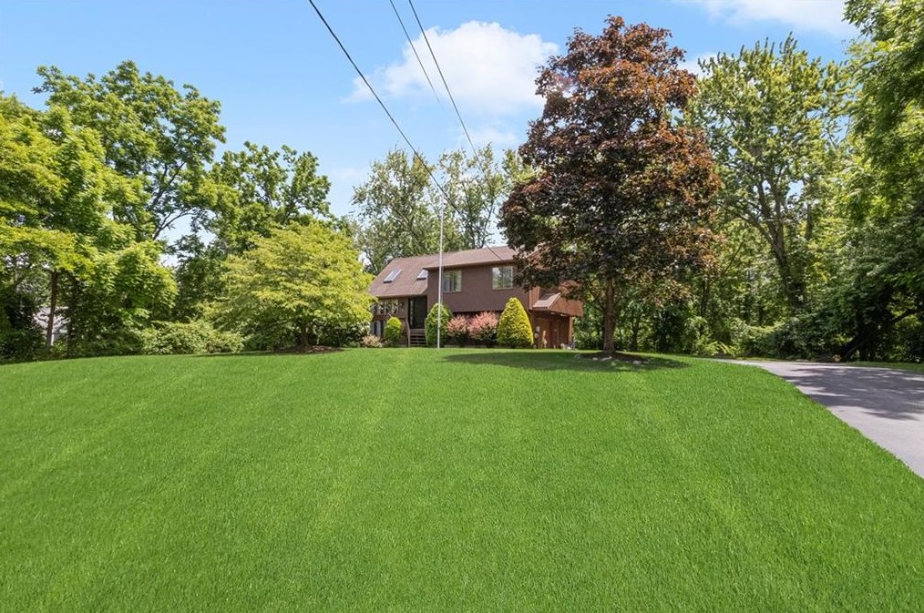 186 N Country Club Dr, Warwick, RI 02888