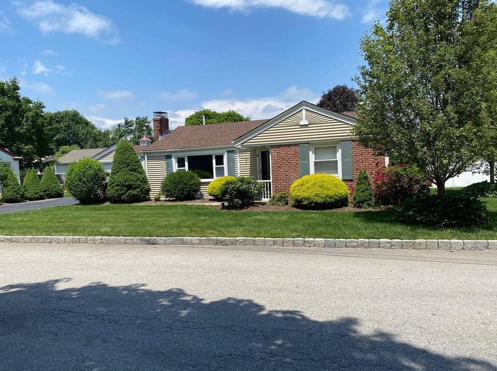 3 Brookfield Dr, Cranston, RI 02920