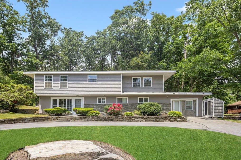 7 Hollow Rd, North Smithfield, RI 02896