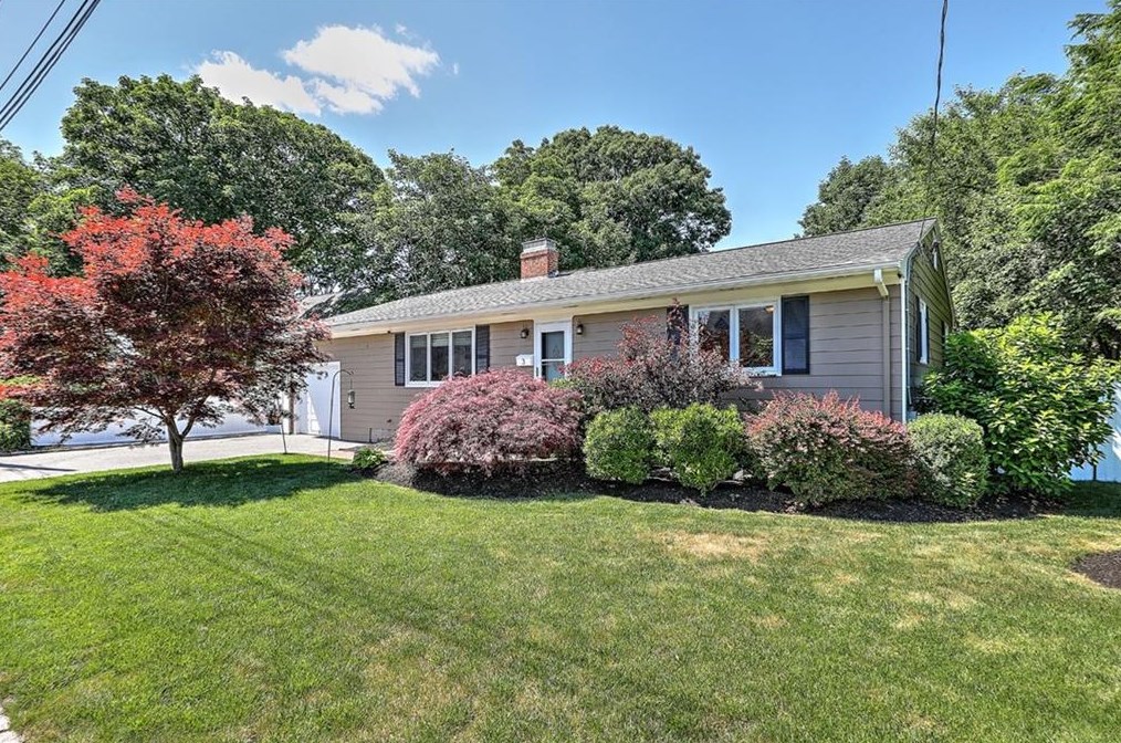 3 Jesse Davis Ln, Barrington, RI 02806