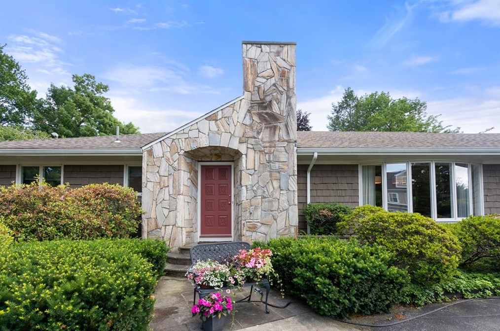 25 Orchard Dr, Cranston, RI 02920