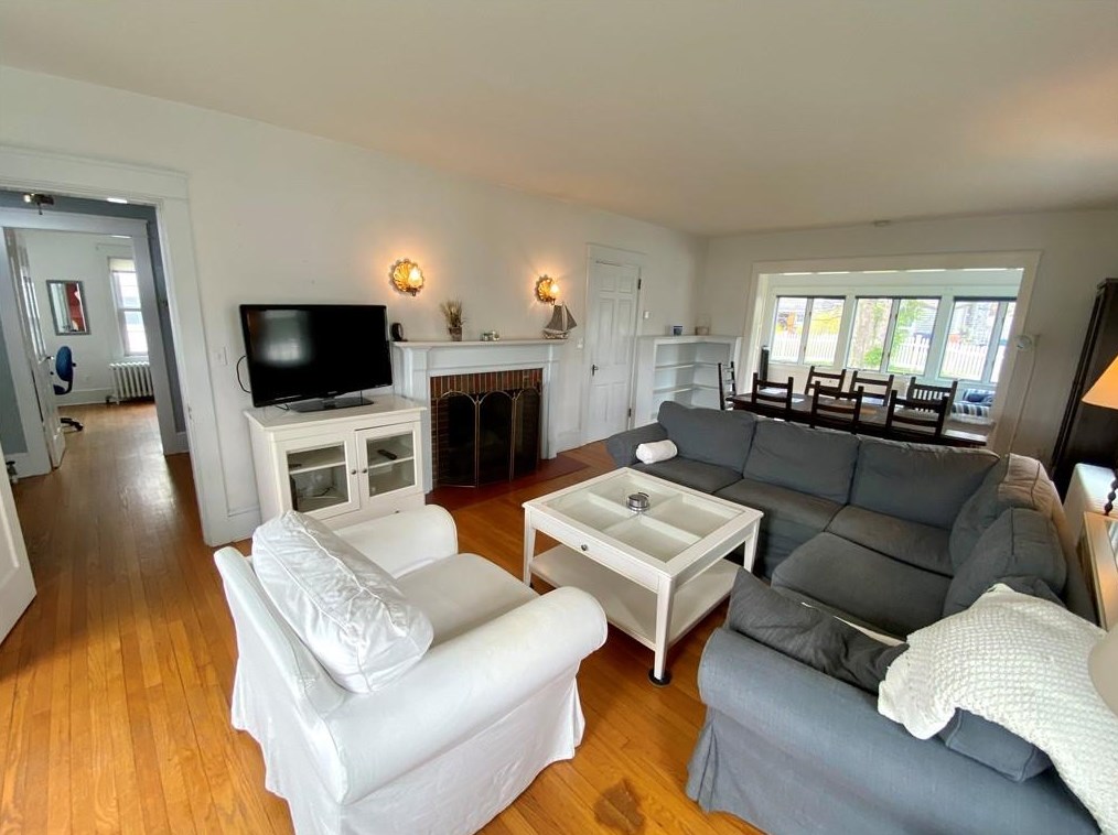 86 Carroll Ave, Middletown, RI 02840
