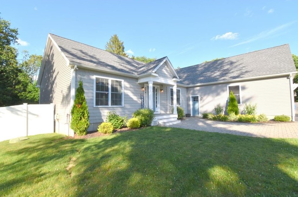 543 Wilbur Ave, Cranston, RI 02921 exterior