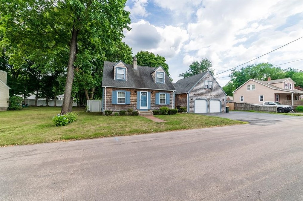12 Elizabeth Ave, Smithfield, RI 02917-2810