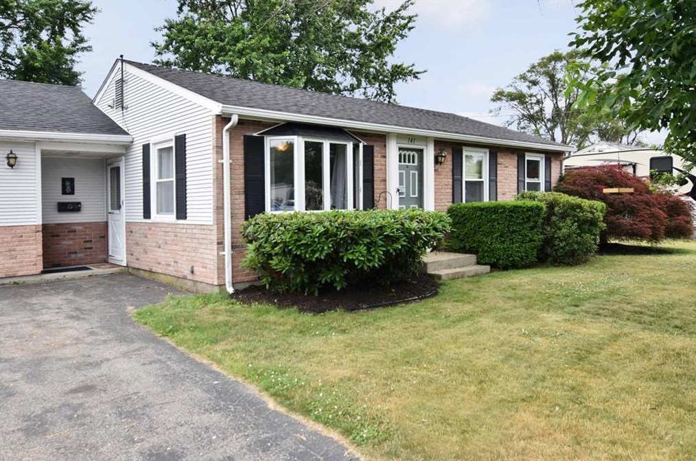 141 Stoneham Dr, Woonsocket, RI 02895