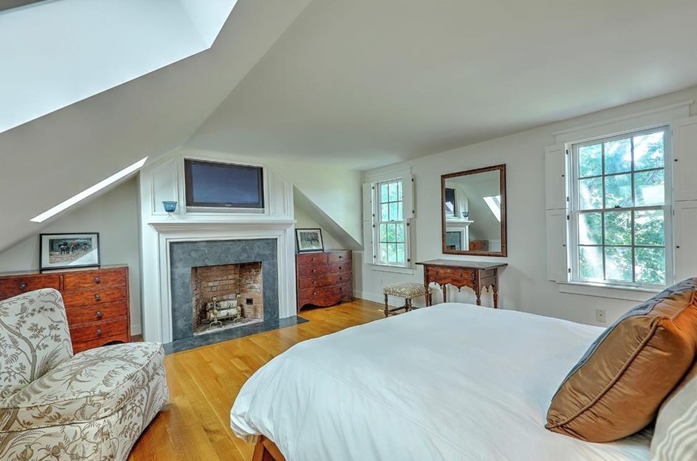 443 Barneys Joy Rd, Dartmouth MA 02748-1323 exterior